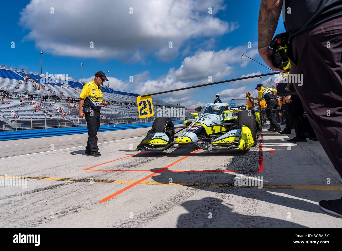 Der INDYCAR Series-Fahrer CHRISTIAN RASMUSSEN (21) (DNK) aus Kopenhagen, Dänemark, kommt während eines Trainings für die Milwaukee Mile 250 im Wisconsin State Fair Park und die Milwaukee Mile in WEST ALLIS WI von der Boxenstraße. Stockfoto