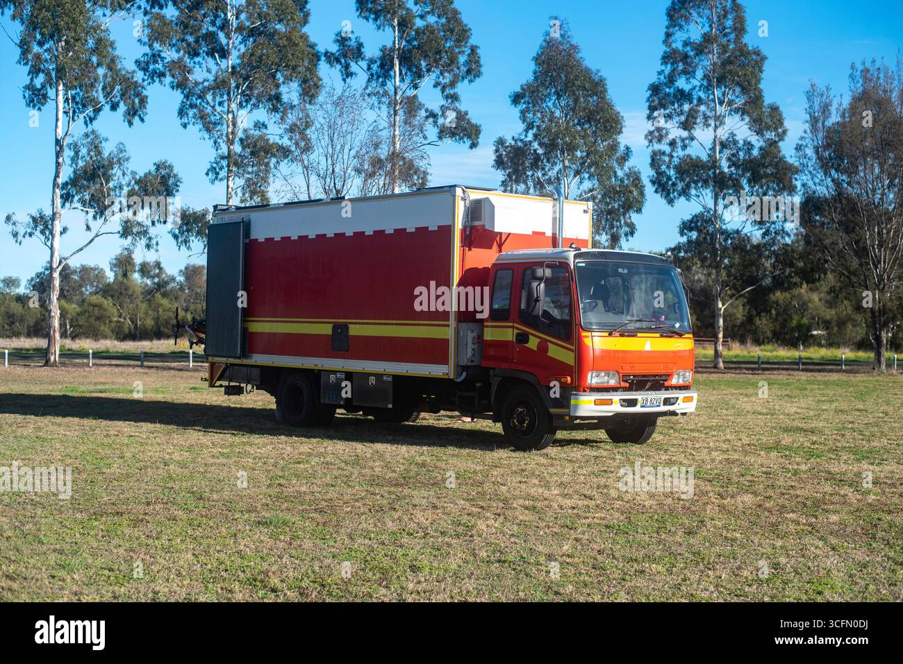 Der alte Feuerwehrwagen wurde zu einem Wohnmobil Stockfoto