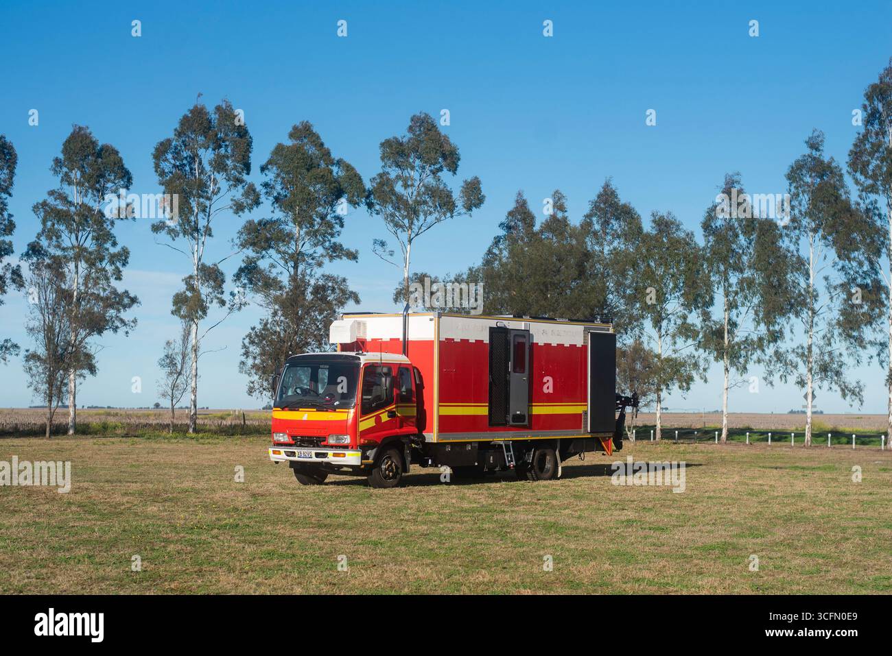 Der alte Feuerwehrwagen wurde zu einem Wohnmobil Stockfoto