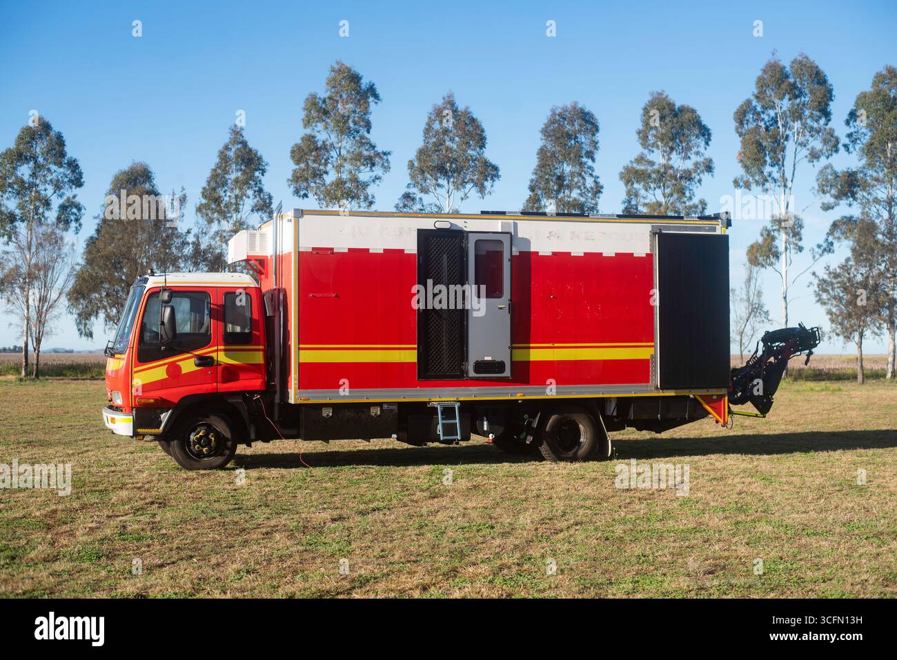 Der alte Feuerwehrwagen wurde zu einem Wohnmobil Stockfoto