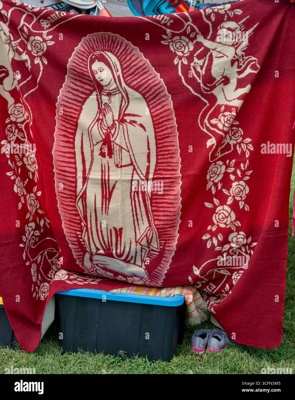 Wandkunst der Jungfrau Maria, die während eines Festivals an einem Merchandise-Stand ausgestellt wird. Stockfoto