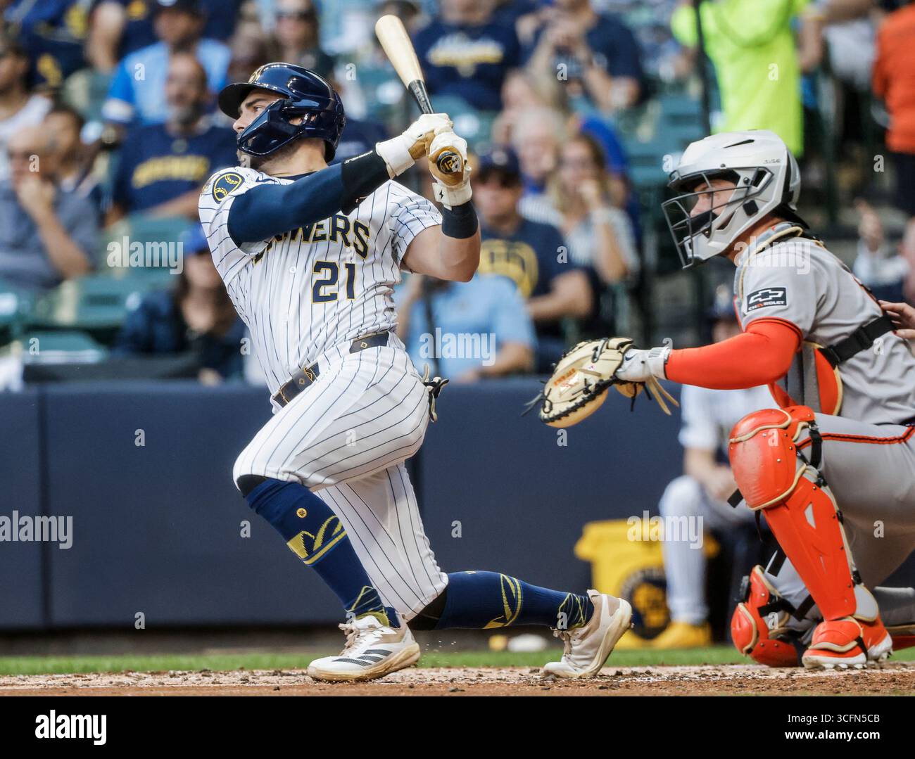 Milwaukee, Usa. August 2025. Milwaukee Brewers dritter Baseman Caleb Durbin trifft im zweiten Inning des MLB-Spiels zwischen den San Francisco Giants und den Milwaukee Brewers at American Family, das am Samstag, den 23. August 2025 in Milwaukee, Wisconsin, eingelegt wurde, ein RBI-Doppel vor Patrick Bailey. Foto: Tannen Maury/UPI Credit: UPI/Alamy Live News Stockfoto