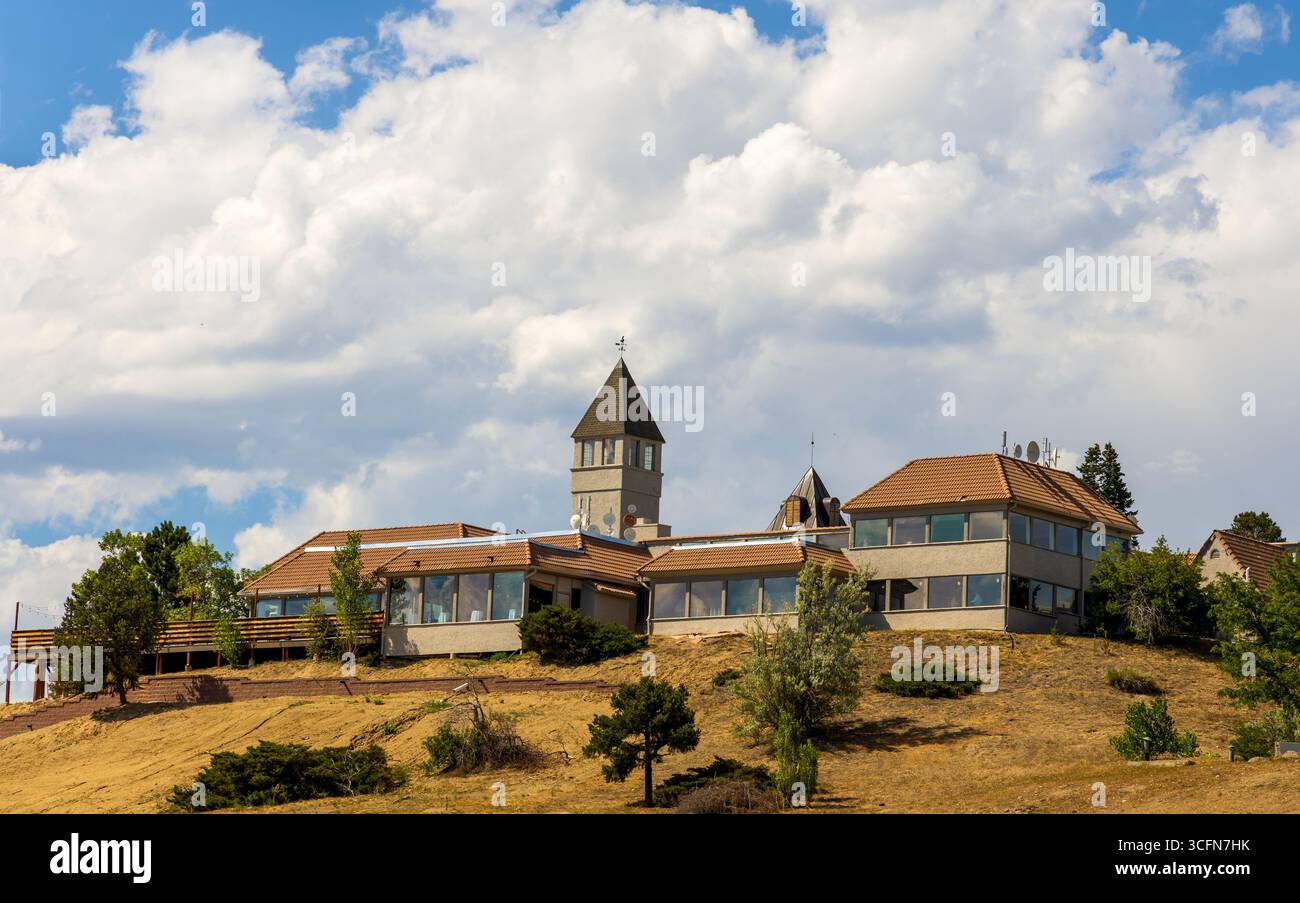 Thornton, Colorado - 17. August 2025: Brittany Hill, ein beliebter Veranstaltungsort mit luxuriösen Annehmlichkeiten und weitläufiger Aussicht in Thornton, Colorad Stockfoto