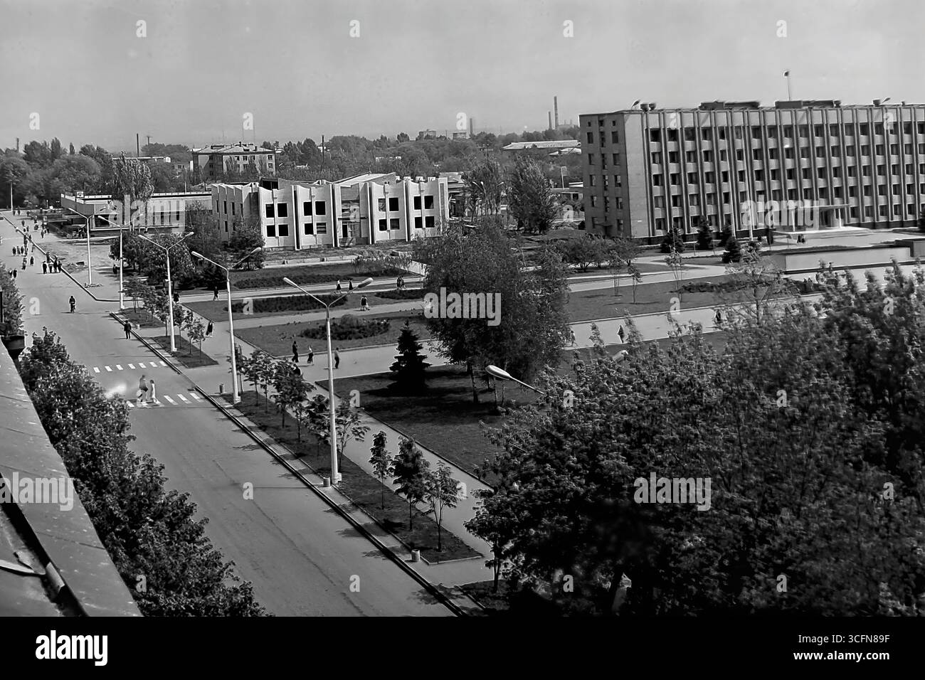 ein-panorama-des-revolutionsplatzes-heute-soborna-platz-und-der