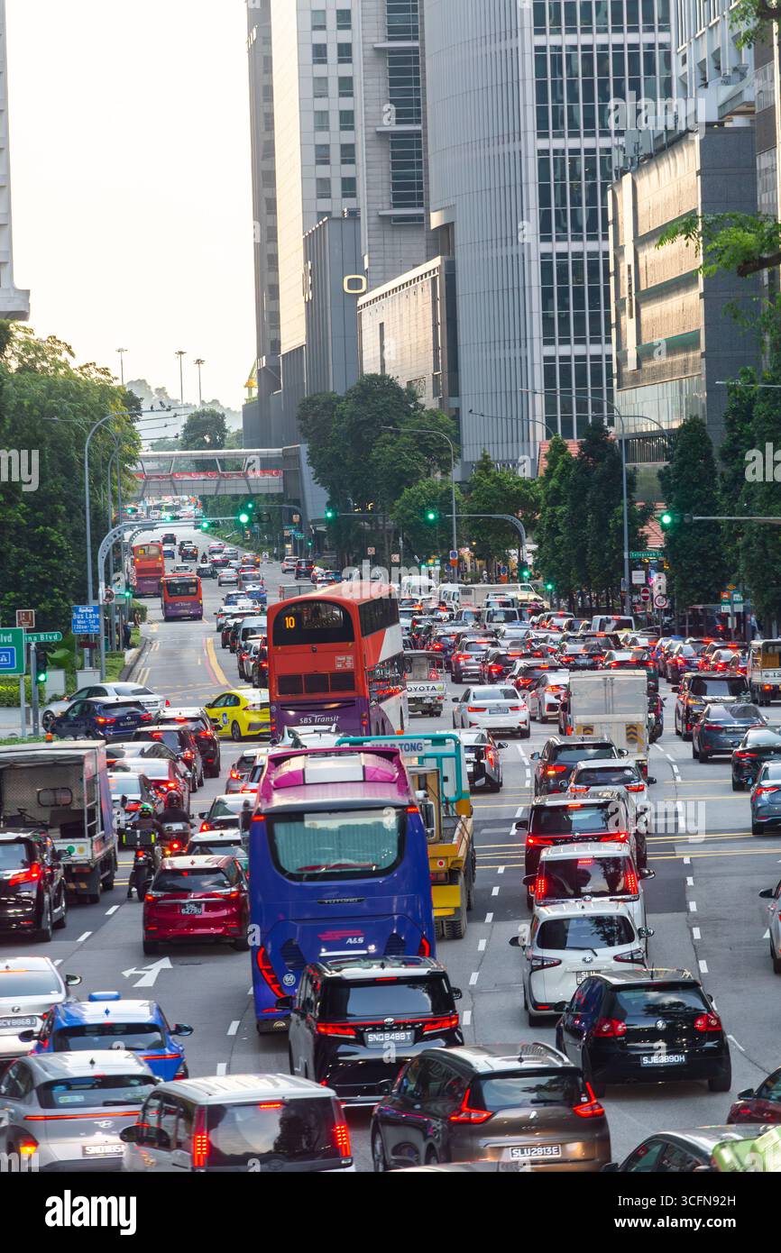Vertikal. Starker Verkehr am Freitagabend geht jeder nach Hause, trotz hoher COE-Kosten bleiben Privatfahrzeuge für reiche Menschen erschwinglich. Singapur. Stockfoto