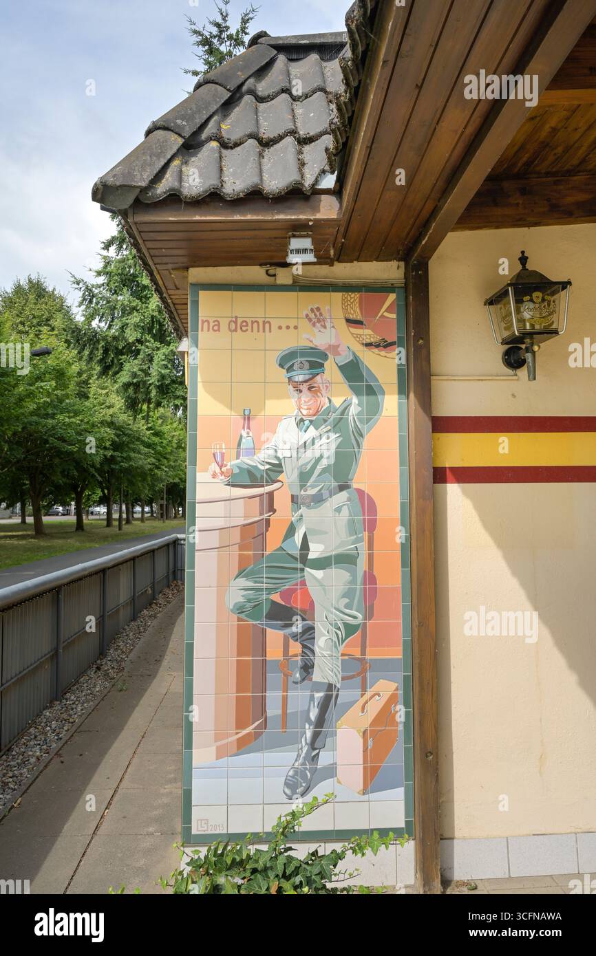 Fliese, Wandbild, Grenzer, Vopo, Elbbergmuseum, ehemalige Grenze DDR BRD, Boizenburg, Mecklenburg-Vorpommern, Deutschland Stockfoto