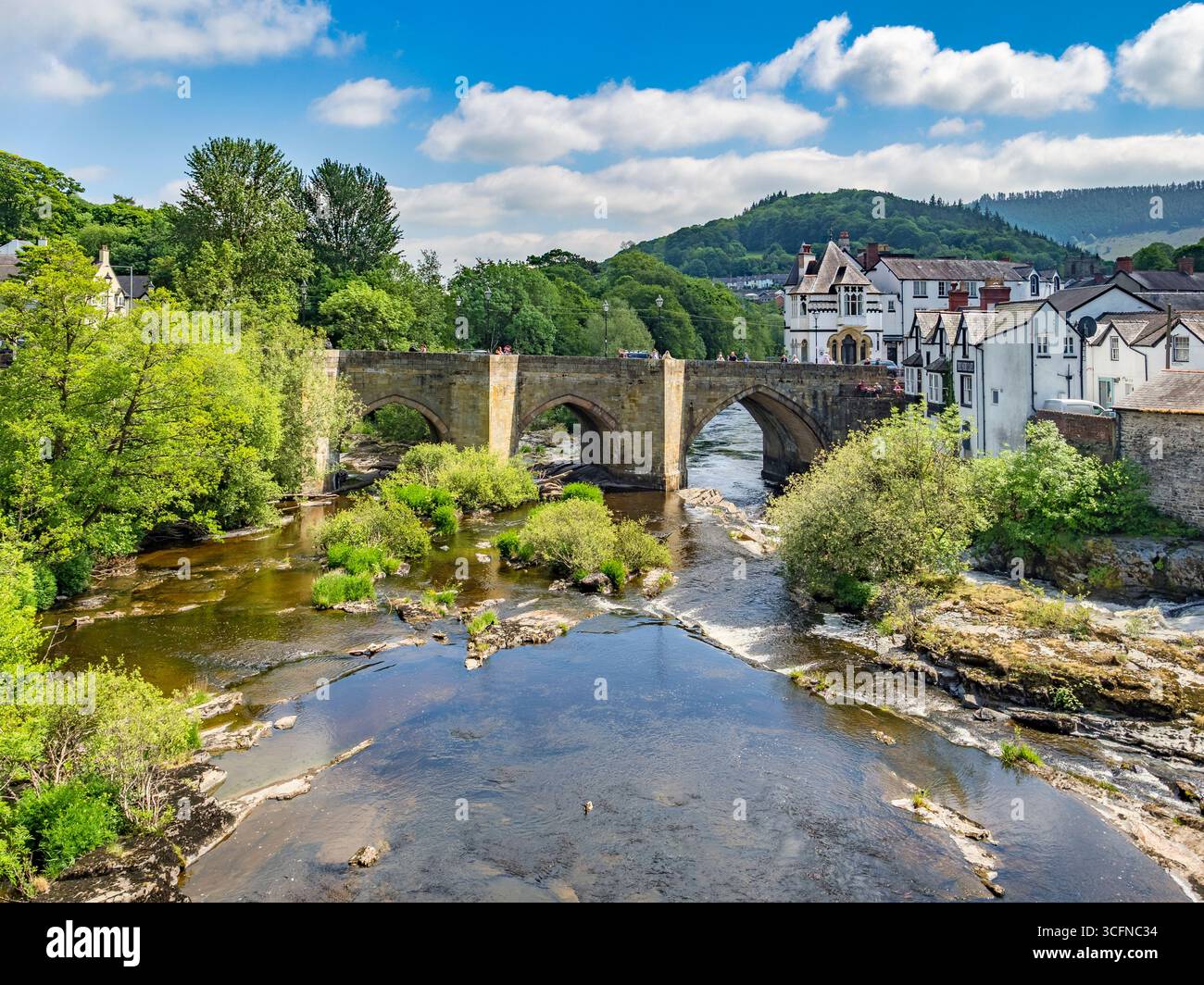 Die Town Bridge überquert den Fluss Dee im Zentrum von Llangollen in Denbighshire, Wales. Stockfoto