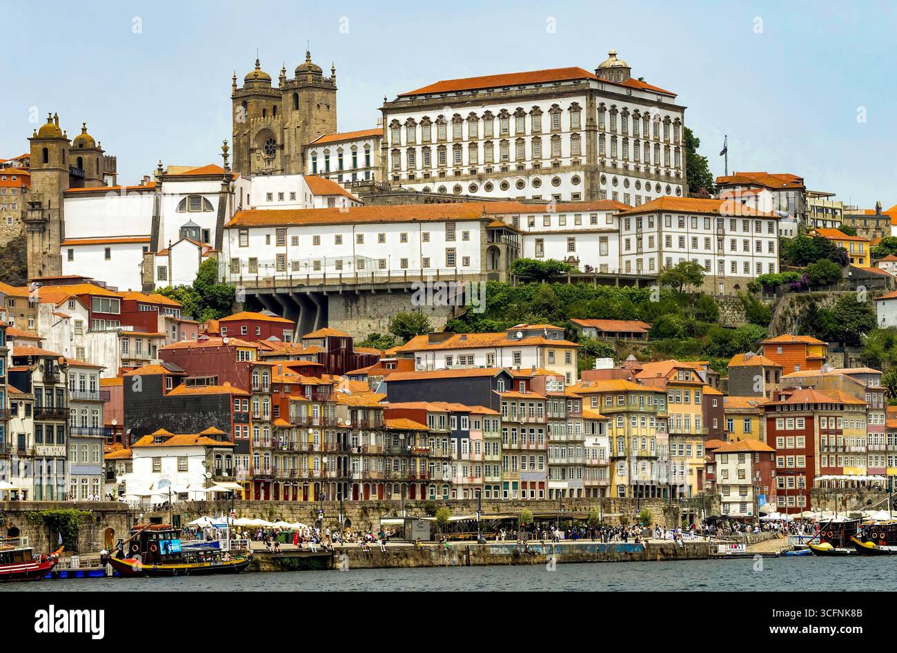 Der Ribeira-Platz am Duoro-Fluss ist ein UNESCO-Weltkulturerbe in Porto, Portugal. Stockfoto