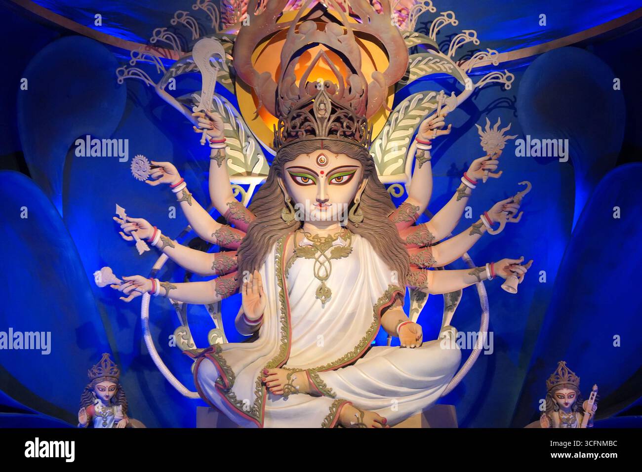 Die Göttin Durga in einer lebendigen Pandalschau im Chetla Agrani Club South Kolkata Stockfoto