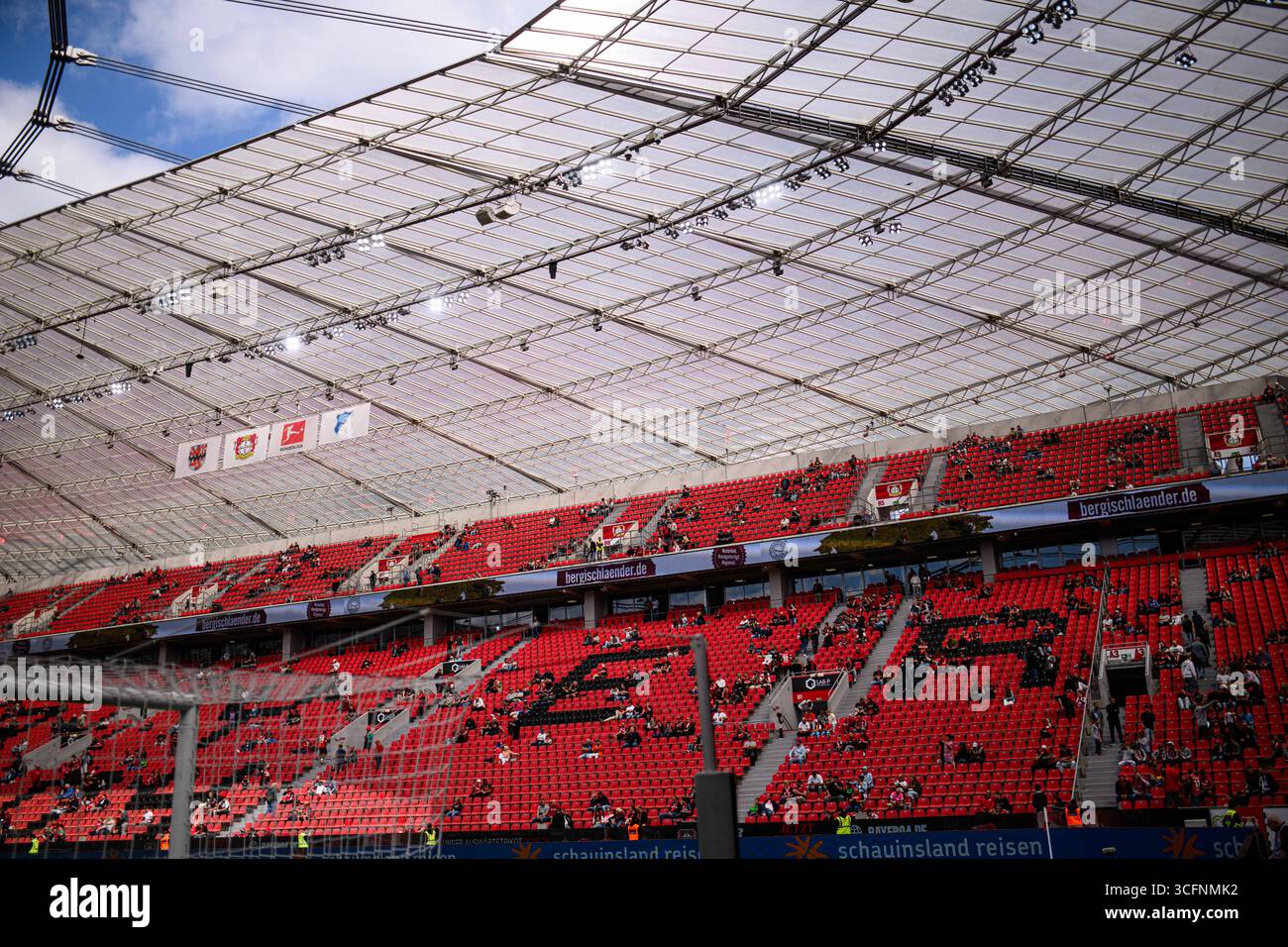 LEVERKUSEN, DEUTSCHLAND - 23. AUGUST 2025: Stadion - das Spiel des Bundesliga FC Bayer 04 Leverkusen gegen TSG 1899 Hoffenheim in der BayArena. Stockfoto