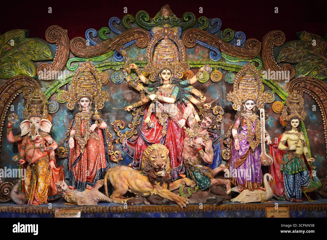 Die Göttin und ihre Entourage in Kalkutta Durga Puja Stockfoto