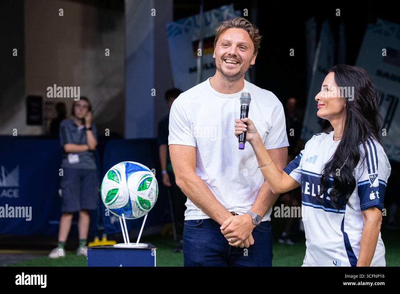 Vancouver, Kanada. August 2025. Vancouver, British Columbia, Kanada, 23. August 2025: Sam Reinhart (13 Florida Panthers), ein Hockeyspieler, der 2025 den Stanley Cup gewann, stellte sich als besonderer Gast vor dem Major League Soccer Spiel zwischen Vancouver Whitecaps FC und St Louis City SC im BC Place Stadium in Vancouver, British Columbia, Kanada vor (NUR REDAKTIONELLE VERWENDUNG). (Amy Elle/SPP) Credit: SPP Sport Press Photo. /Alamy Live News Stockfoto