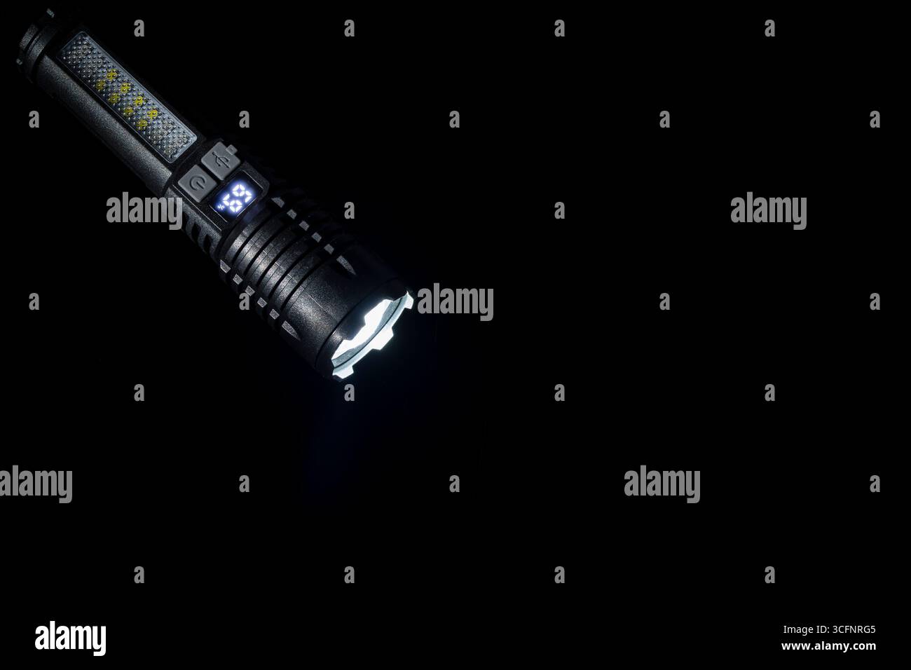 Hochleistungs-LED-Taschenlampe auf schwarzem Hintergrund, Nahaufnahme. Taktischer Notfallscheinwerfer mit Teleskop-Zoom, eingebauter Akku, usb-Akku Stockfoto