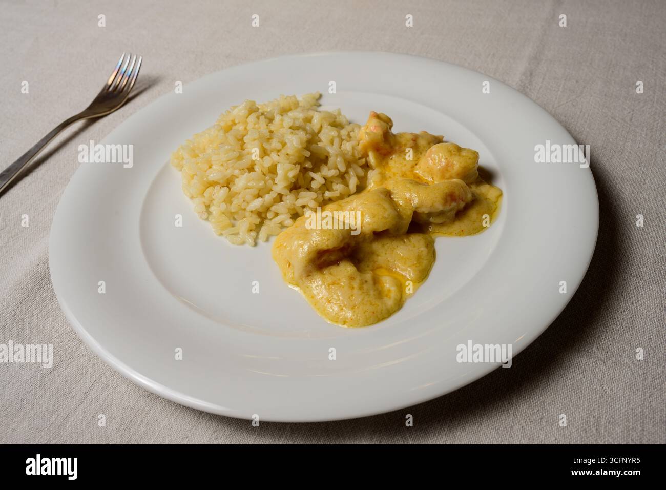 Scampi Thermidor in Veloute-Sauce mit venezianischem Riso-Pilaf-Reis Stockfoto
