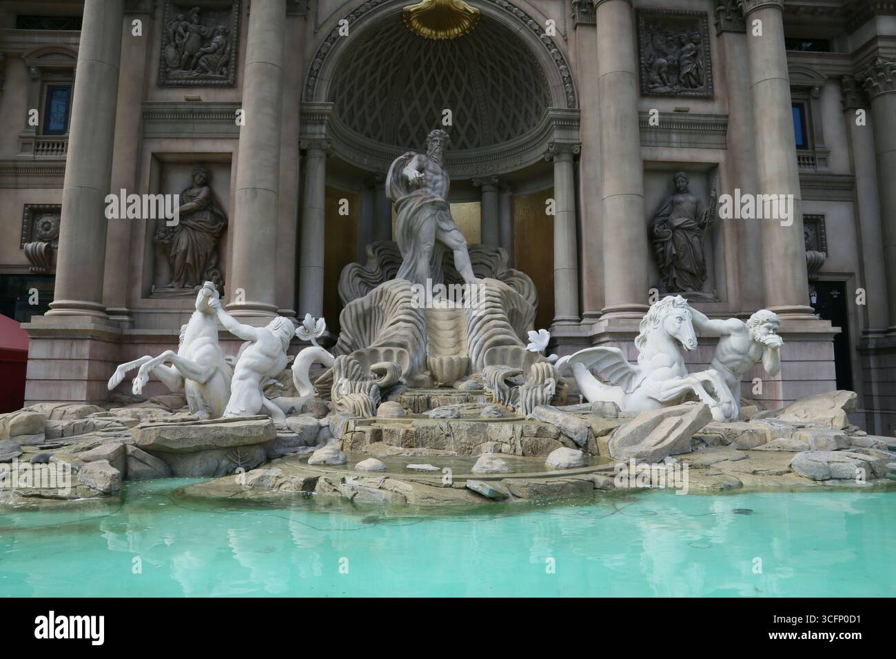 Eine Nachbildung des Trevi-Brunnens vor den Forum Shops im Caesars Palace in Las Vegas, Nevada, USA Stockfoto