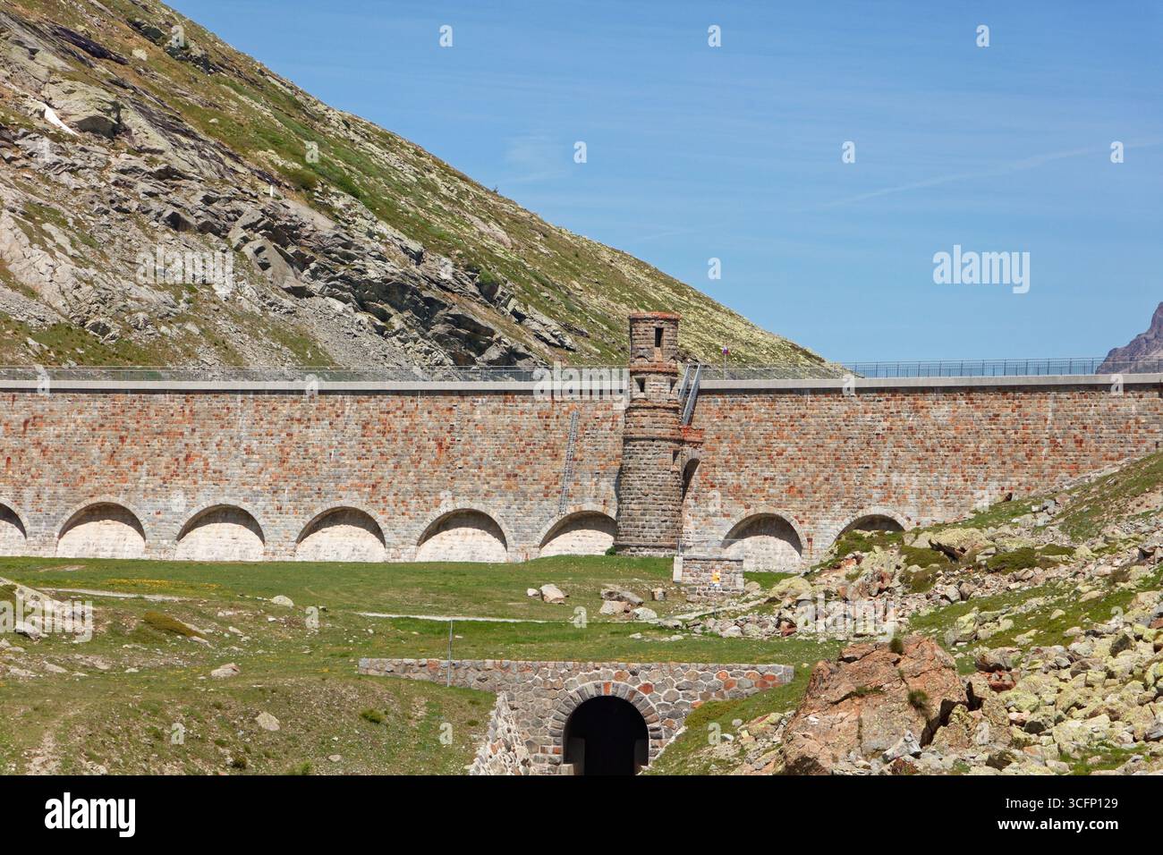 Süddamm des Bianco-Sees vom Zug nach Tirano, DIGA del Lago Bianco Sud, Poschiavo, Schweiz Stockfoto