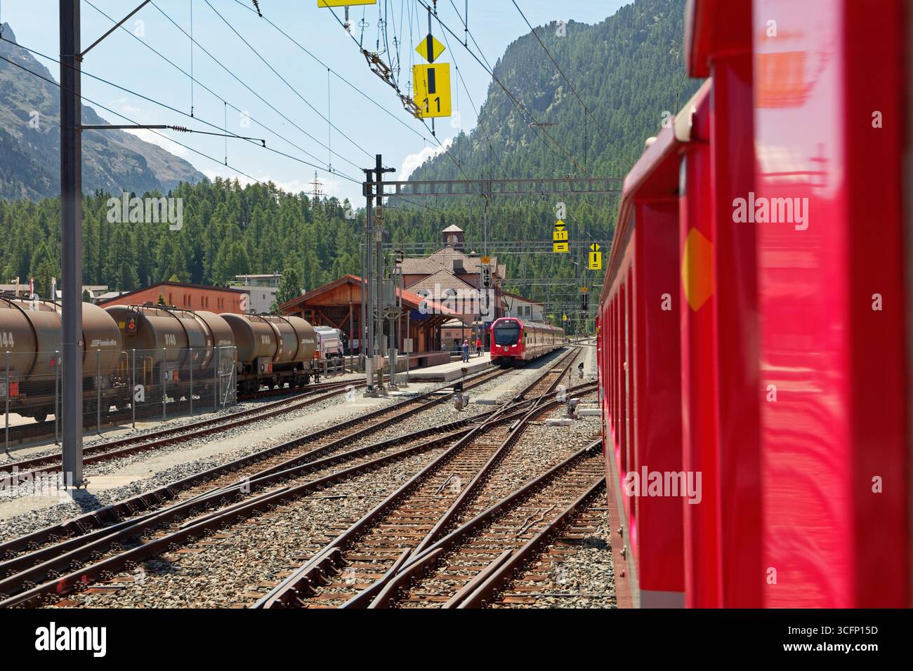 Ankunft am Bahnhof Pontresina, Girsons, Schweiz auf dem Weg nach Tirano, Italien Stockfoto