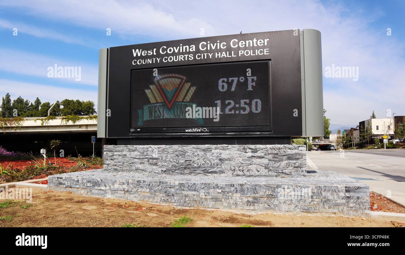 West Covina, Kalifornien: Schild des West Covina Civic Center mit Wachtfeuer-Bildschirm Stockfoto