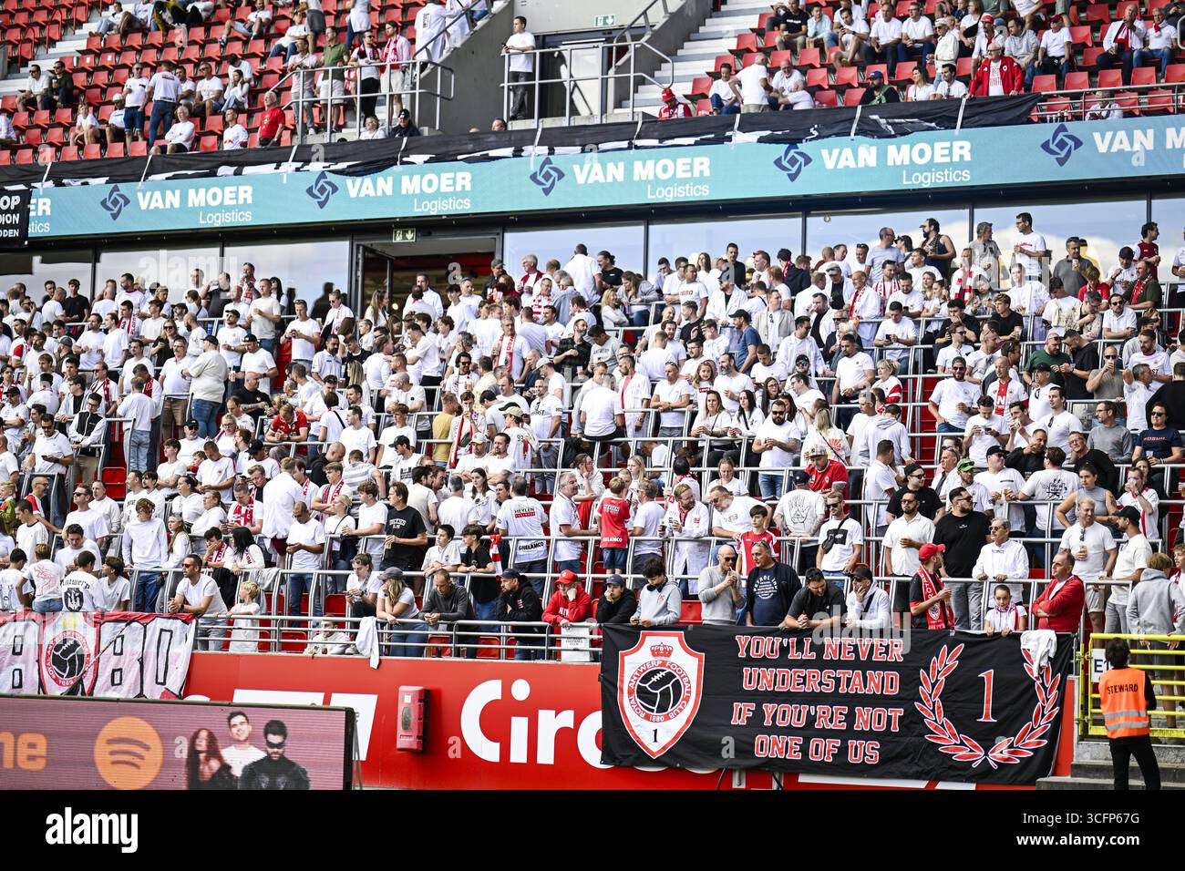 Antwerpen, Belgien. August 2025. Die Fans Antwerpens wurden vor einem Fußballspiel zwischen Royal Antwerp FC und KV Mechelen am Sonntag, den 24. August 2025, in Antwerpen, am 5. Tag der ersten Liga der Jupiler Pro League 2025-2026 in der belgischen Meisterschaft vorgestellt. BELGA FOTO TOM GOYVAERTS Credit: Belga Nachrichtenagentur/Alamy Live News Stockfoto