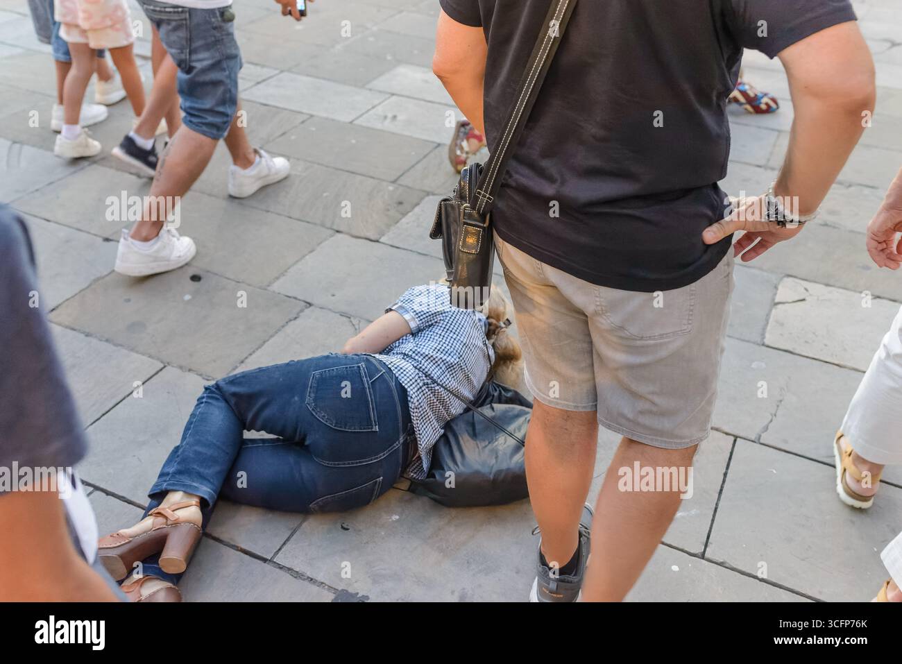 Logrono, La Rioja, SPANIEN. August 2025. Eine kontroverse Simulation des populären koreanischen Dramas wird in Logroño als künstlerischer Protest organisiert, um das Bewusstsein für die Konflikte und zivilen Opfer in Gaza zu schärfen. Mit der Initiative soll die visuelle Wirkung der Serie genutzt werden, um die humanitäre Krise hervorzuheben. (Foto von MARIO MARTIJA) Credit: Mario Martija/Alamy Live News Stockfoto