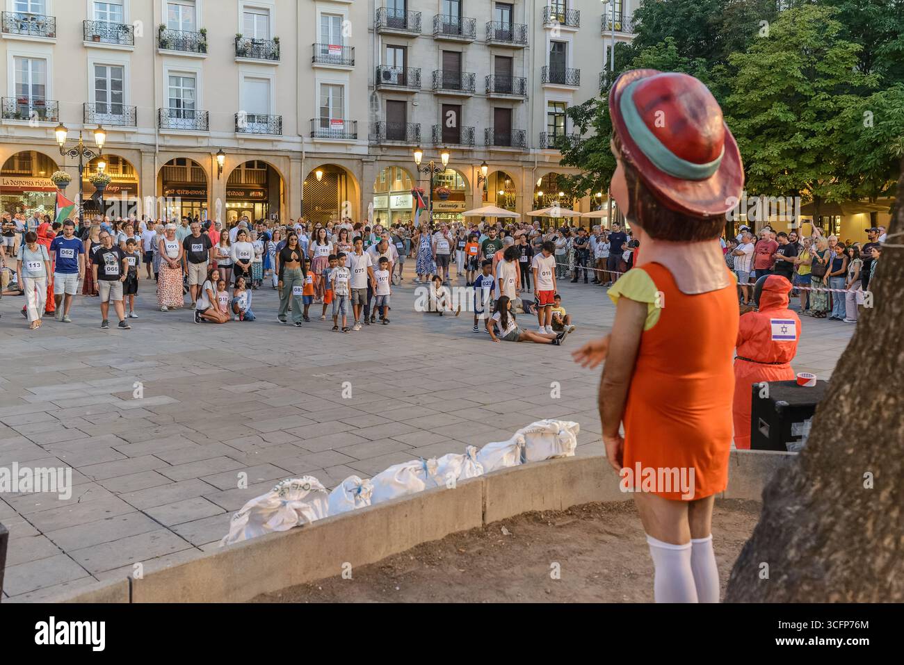 Logrono, La Rioja, SPANIEN. August 2025. Eine kontroverse Simulation des populären koreanischen Dramas wird in Logroño als künstlerischer Protest organisiert, um das Bewusstsein für die Konflikte und zivilen Opfer in Gaza zu schärfen. Mit der Initiative soll die visuelle Wirkung der Serie genutzt werden, um die humanitäre Krise hervorzuheben. (Foto von MARIO MARTIJA) Credit: Mario Martija/Alamy Live News Stockfoto