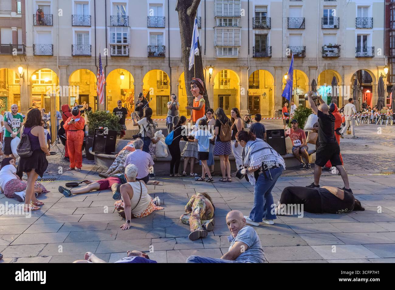 Logrono, La Rioja, SPANIEN. August 2025. Eine kontroverse Simulation des populären koreanischen Dramas wird in Logroño als künstlerischer Protest organisiert, um das Bewusstsein für die Konflikte und zivilen Opfer in Gaza zu schärfen. Mit der Initiative soll die visuelle Wirkung der Serie genutzt werden, um die humanitäre Krise hervorzuheben. (Foto von MARIO MARTIJA) Credit: Mario Martija/Alamy Live News Stockfoto