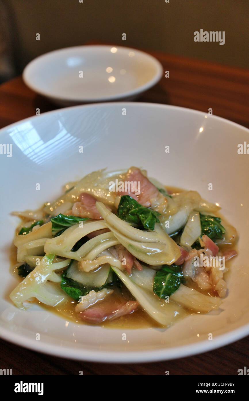 Chinesische Küche: Gebratener kantonesischer Bok Choy und Speck Stockfoto