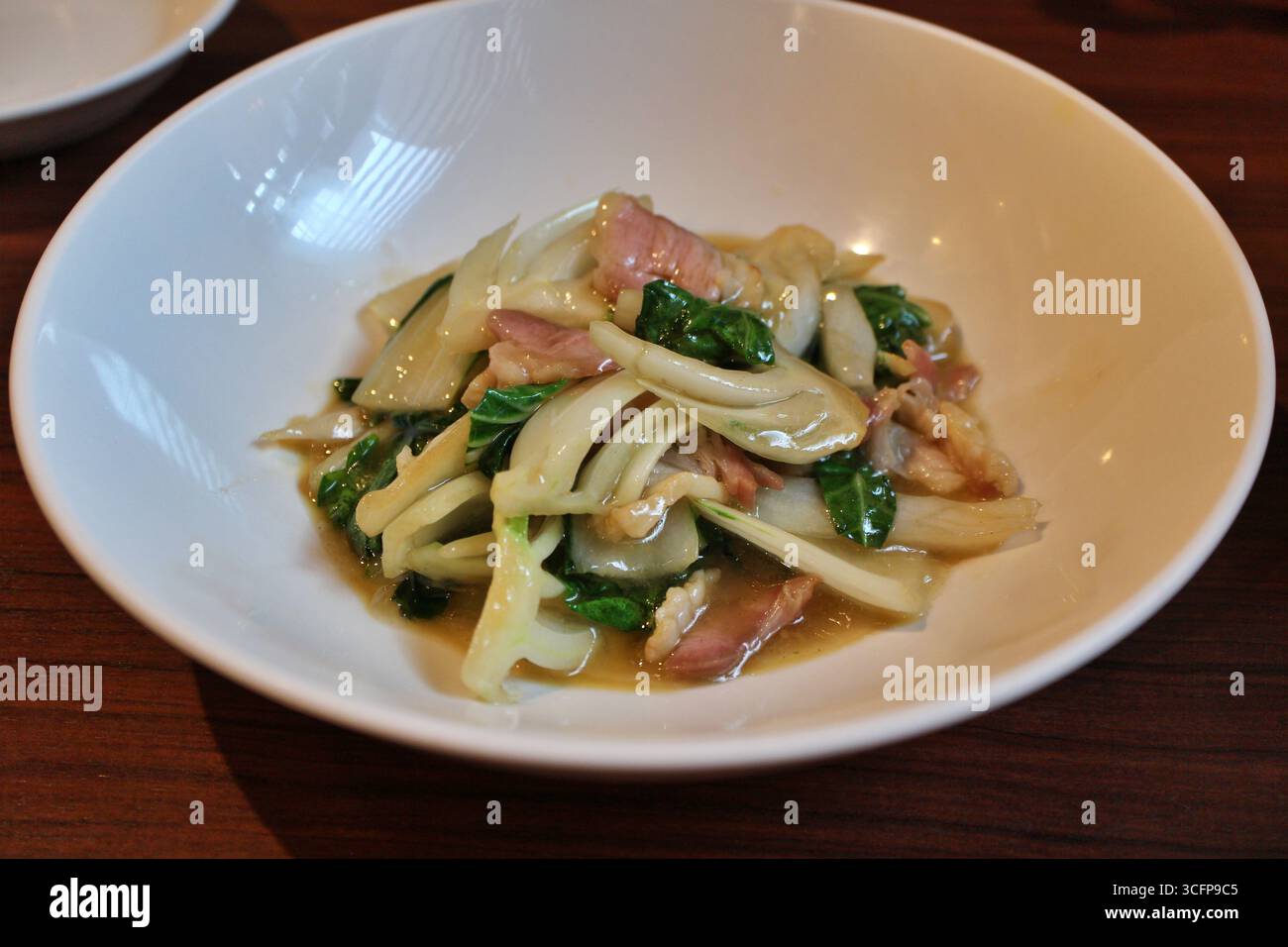 Chinesische Küche: Gebratener kantonesischer Bok Choy und Speck Stockfoto