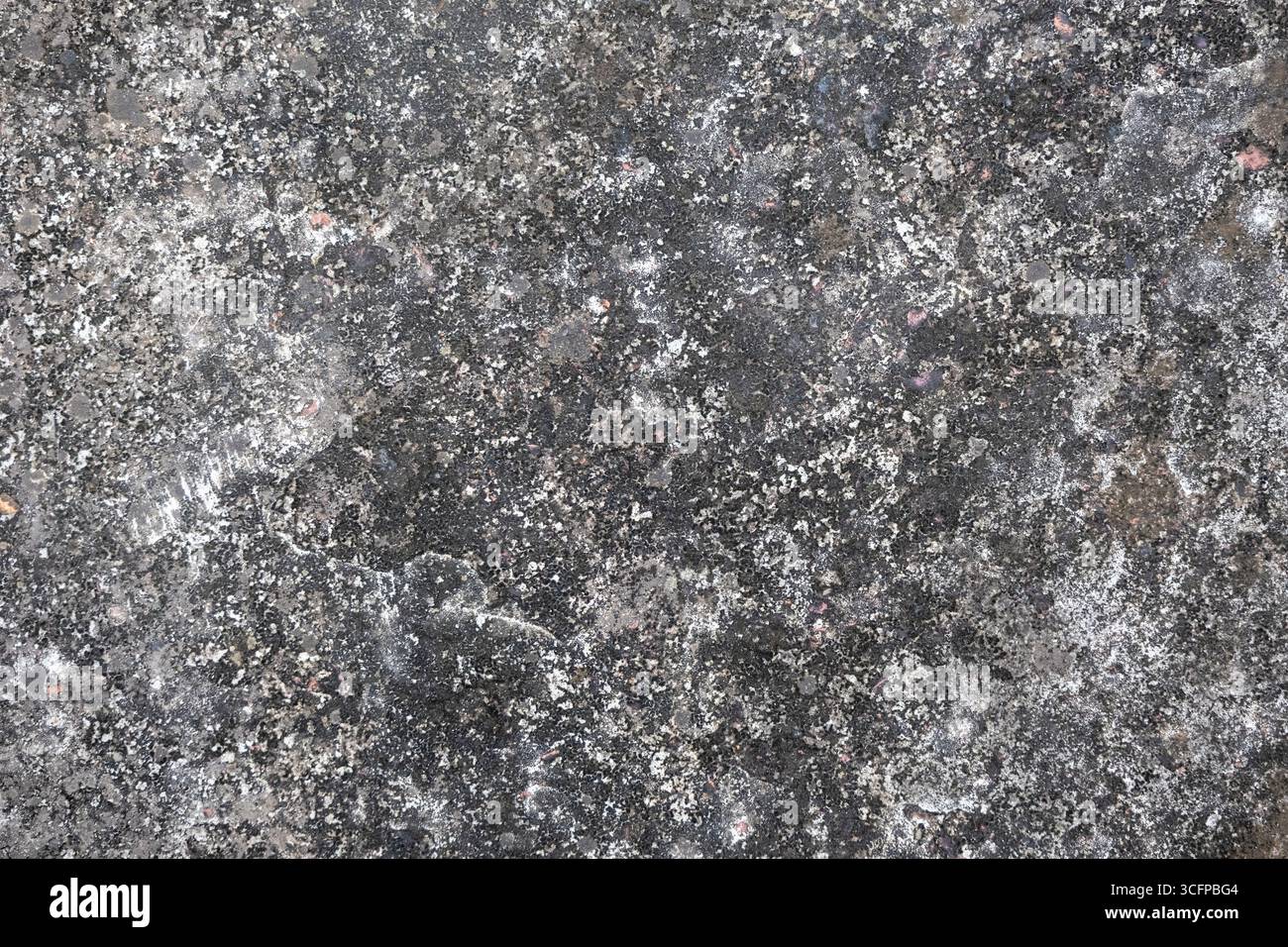 Alte Betonoberflächentextur. Schmutziger, dunkelgrauer Zement mit abstrakten Markierungen, perfekt für einen grauen Hintergrund. Stockfoto