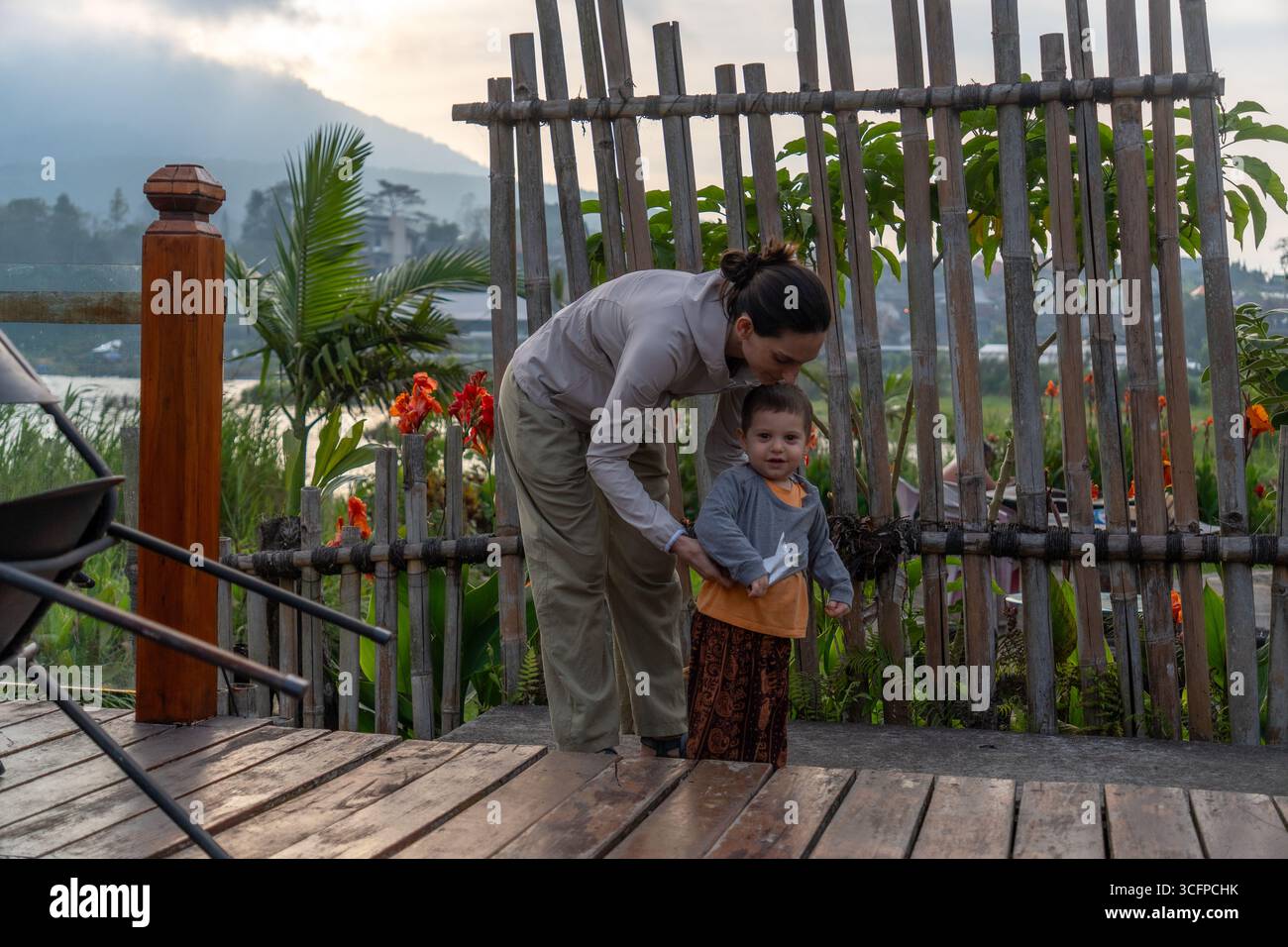 Junge und seine Mutter in Nord-Bali Stockfoto