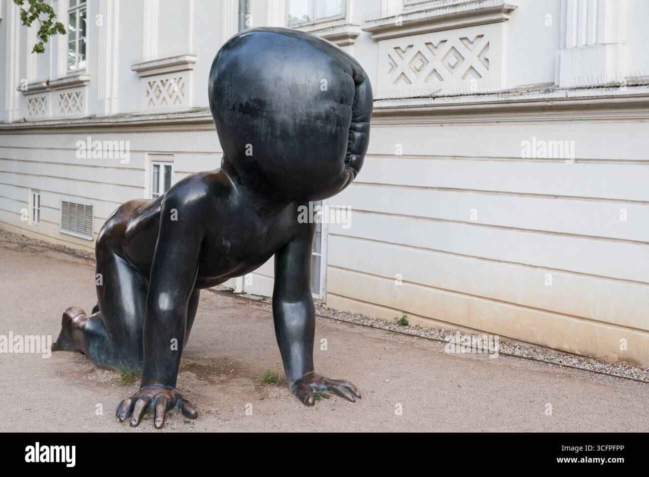 Riesige krabbelnde Babyskulptur von David Černy, Kampa Park, Prag, Tschechische Republik Stockfoto