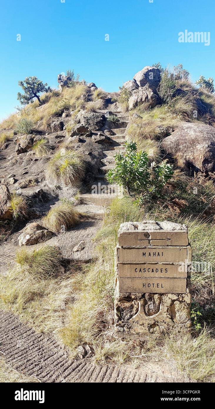 Royal Natal National Park, Südafrika - 22. Mai 2025: Ein konkreter Pfad, Richtungsschilder und Stufen, die zum Gipfel des Lookout Rock im Royal N führen Stockfoto
