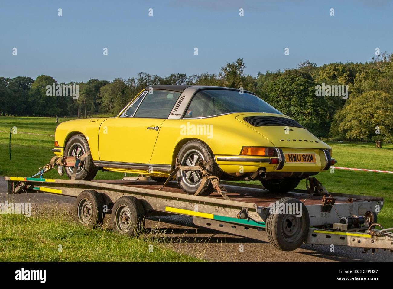 1973 70er Jahre Vintage Gelb Porsche 911 Benzin 2431 ccm auf einem Anhänger transportiert; Renntag Hochleistungsfahrzeuge begeistern auf dem Leighton Hall Estate, Carnforth, Großbritannien Stockfoto