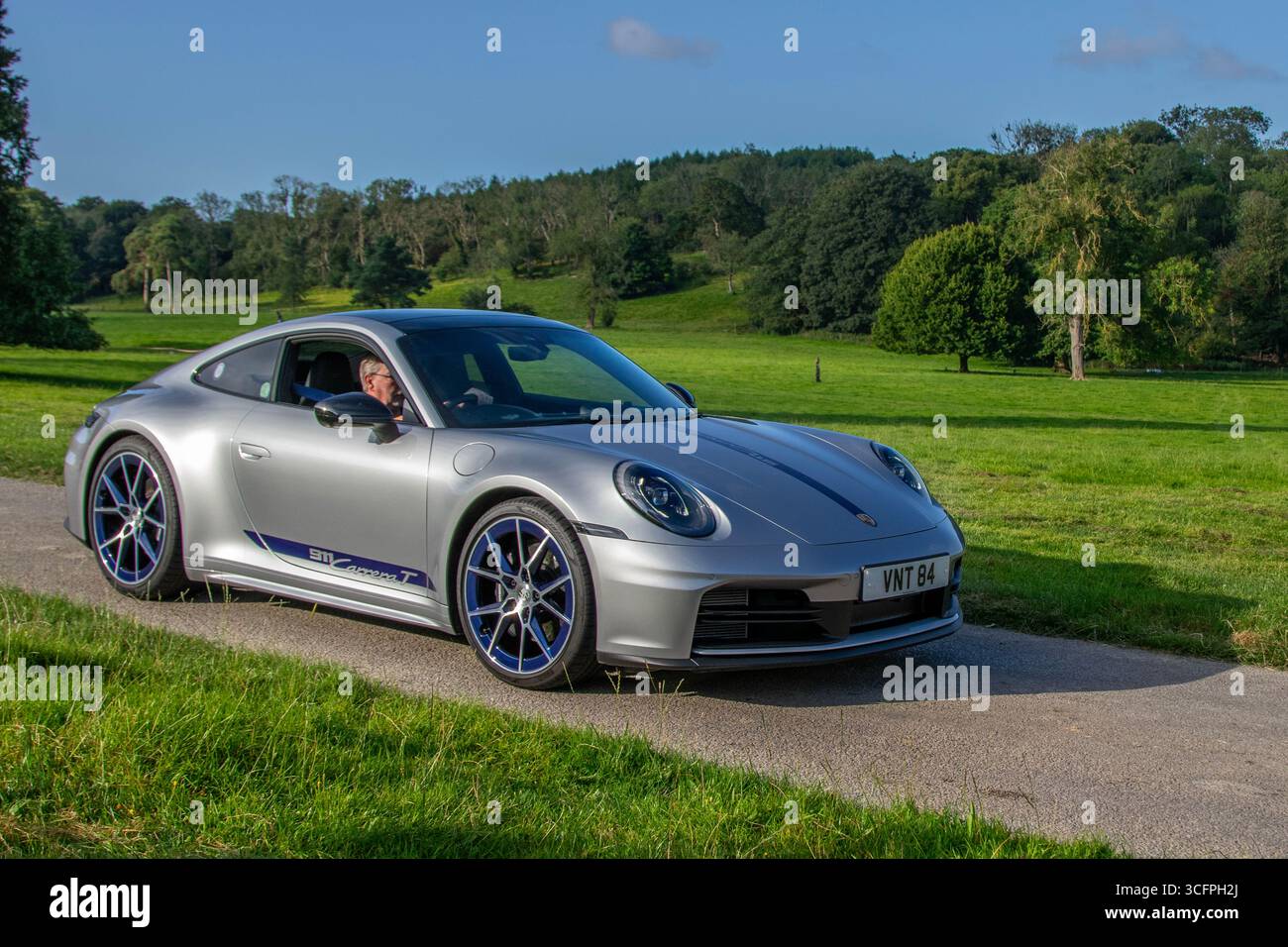 2025 Silver Porsche 911 Carrera T 394 Start/Stop Car Coupé Benzinmotor 2981 ccm; Renntag Hochleistungsfahrzeuge begeistern auf dem Leighton Hall Estate, Carnforth, Großbritannien Stockfoto