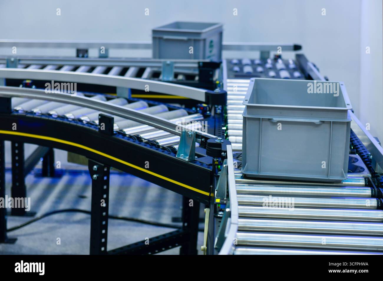 Kunststoffkiste auf Förderband. Transportsystem für Pakete Stockfoto