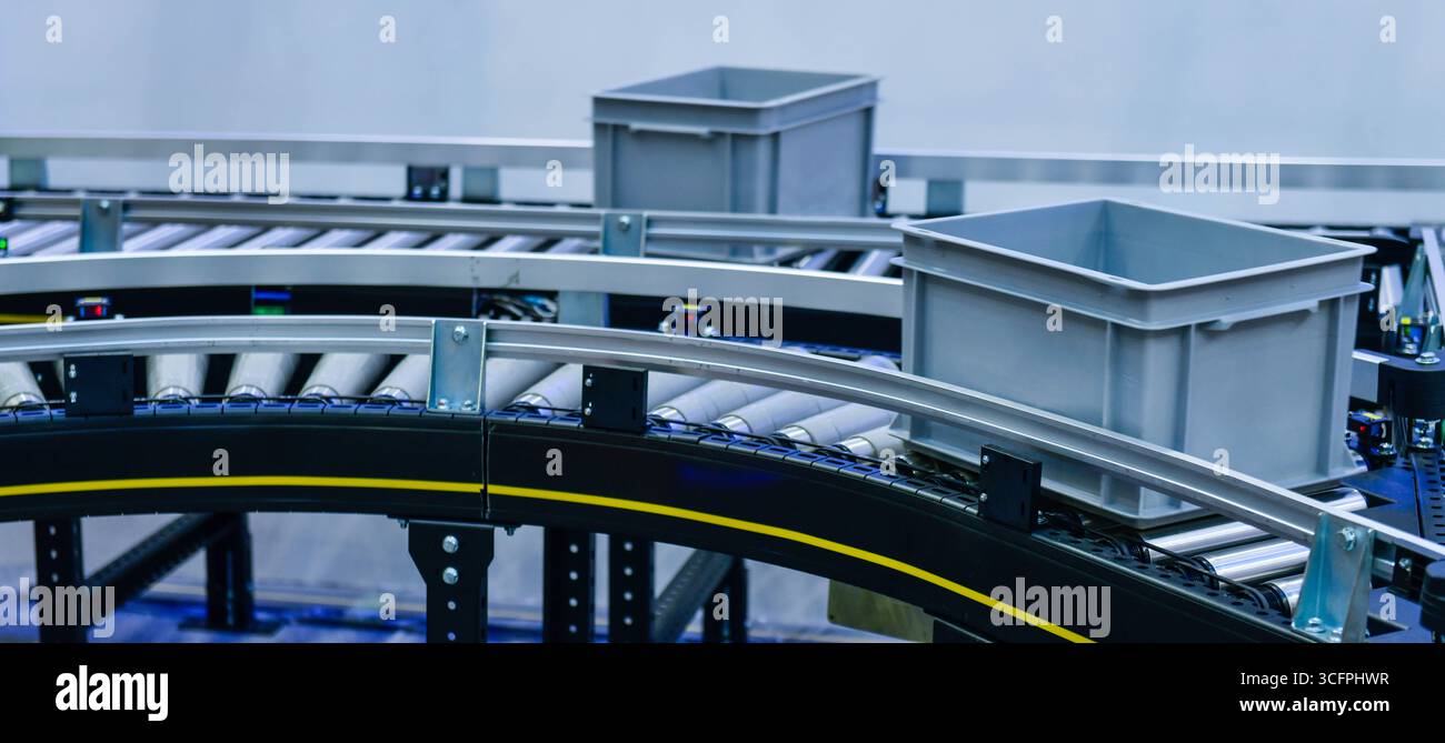 Kunststoffkiste auf Förderband. Transportsystem für Pakete Stockfoto