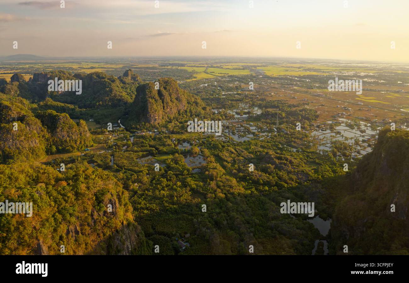 Rammang-Rammang Karstgebiet im Bantimurung-Bulusaraung NP in Süd-Sulawesi in Indonesien, zweitgrößtes Karstgebiet der Welt, traditioneller Rik Stockfoto