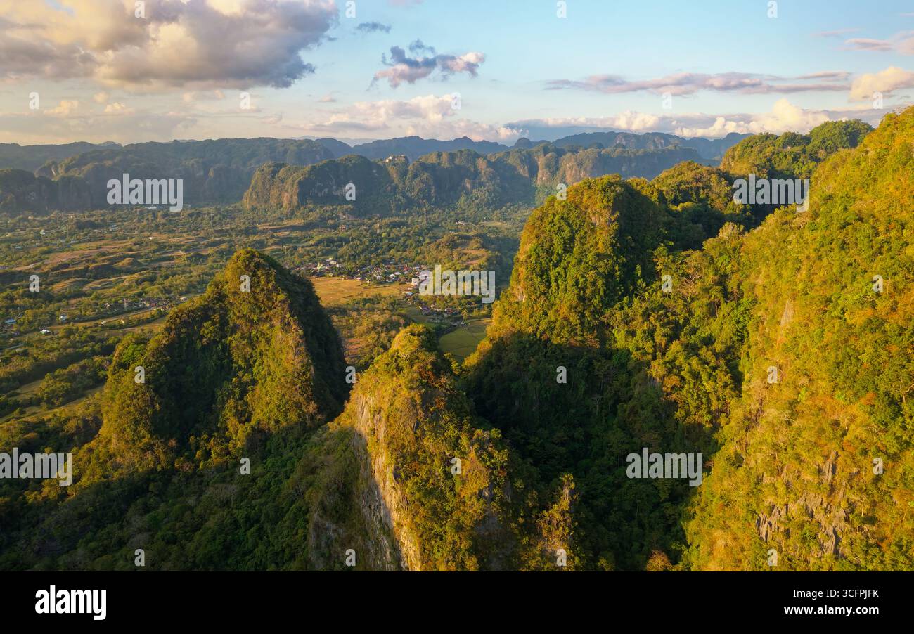 Rammang-Rammang Karstgebiet im Bantimurung-Bulusaraung NP in Süd-Sulawesi in Indonesien, zweitgrößtes Karstgebiet der Welt, traditioneller Rik Stockfoto