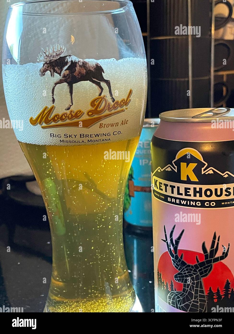 Moose Drool Bier wird von der großen Sky Brewing Company in Missoula, Montana, 2025, gebraut - Smartphone-aufgenommenes Stockfoto