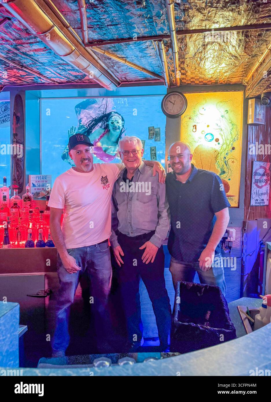 Senior Mann, der sich mit Neffen in der berühmten Tauchbar in Great Falls, Montana, The Sip n' Dip, 2025, USA verbindet - Smartphone-aufgenommenes Stockfoto