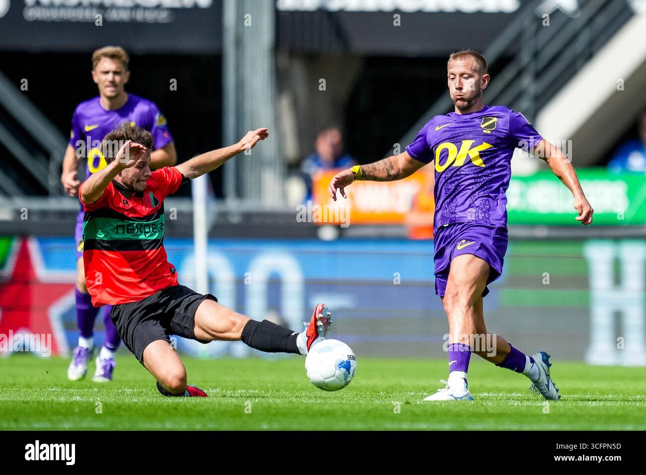 Nijmegen, Niederlande. August 2025. NIJMEGEN, 24.08.2025, Goffertstadion Saison 2025/2026, niederländischer Eredivisie Football, Spiel zwischen NEC Nijmegen und NAC Breda, Foto zeigt NEC Nijmegen Spieler Dirk Proper Challenges NAC Breda Spieler Credit: Pro Shots/Alamy Live News Stockfoto
