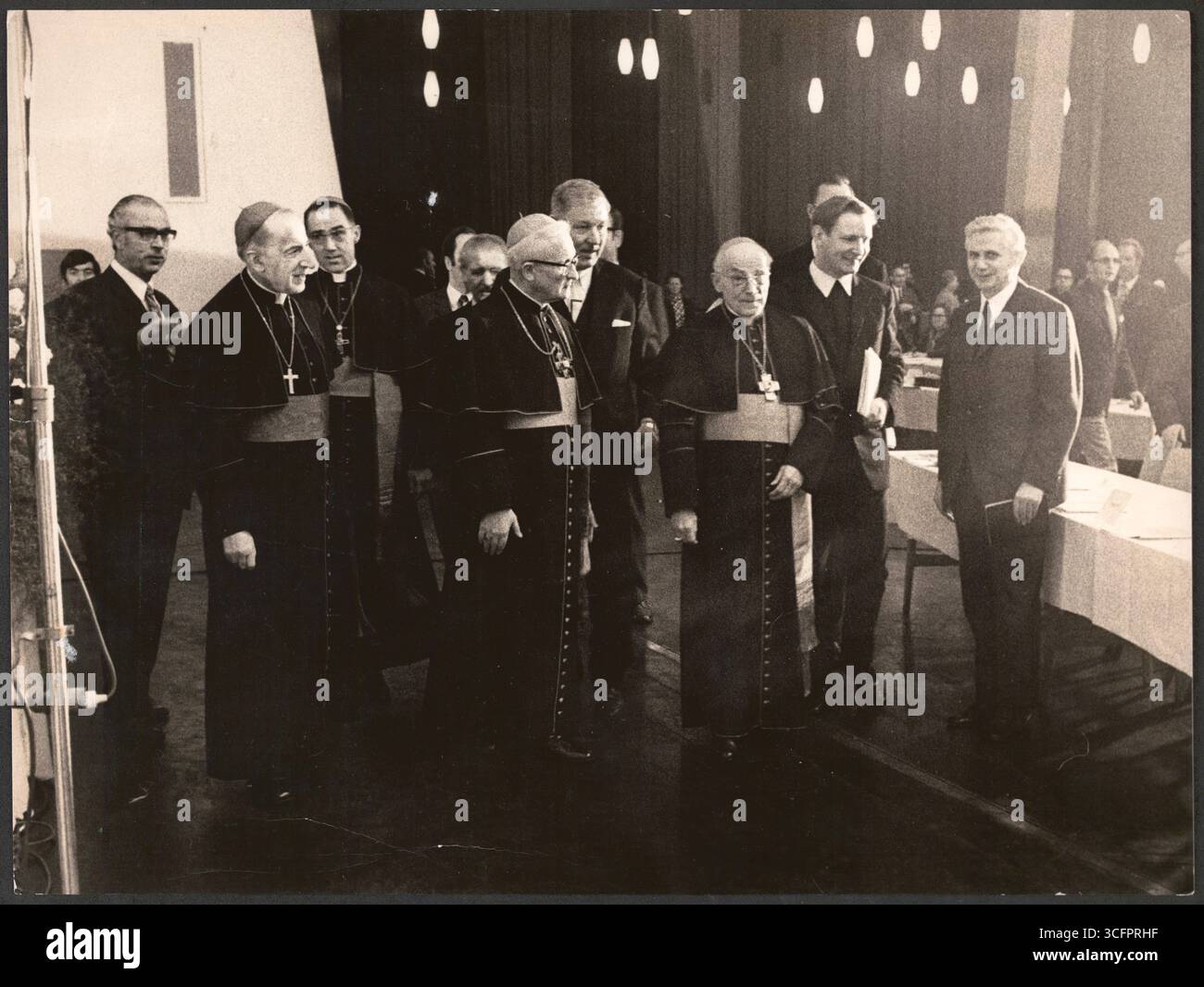 Köln - der ehemalige Erzbischof von Köln, Josef Kardinal Frings (3.v.r.) bei einer Veranstaltung im Kreis von Geistlichen. - Im Bild v.l.: unb., Corrado Bafile (Apostolischer Nuntius in Deutschland), Hubert Luthe (Weihbischof), Joseph Kardinal Höffner (Erzbischof v. Köln), unb., Josef Kardinal Frings, Dr. Dieter Froitzheim (Sekretär von Kardinal Frings), Joseph Ratzinger (kath. Hochschullehrer / Erzbischof v. München und Freising / v. 2005 - 2013 Papst Benedikt XVI. 05.12.1971 - Foto Stockfoto