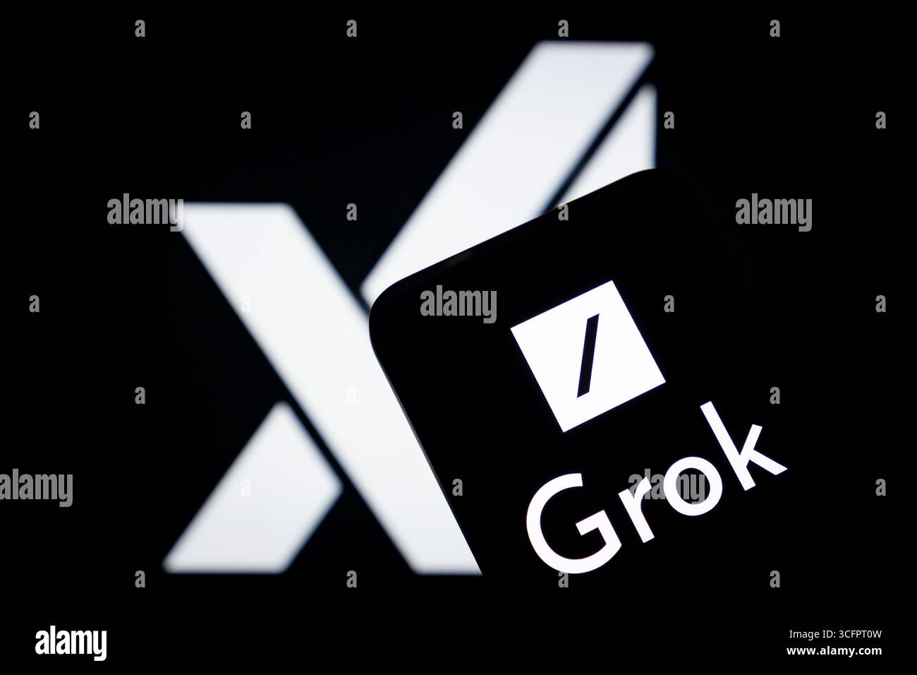 SUQIAN, CHINA - 24. AUGUST 2025 - ein Foto zeigt das Grok-Logo auf einem Smartphone mit dem XAI-Logo im Hintergrund in Suqian City, Provinz Jiangsu, China am 24. August 2025. Stockfoto