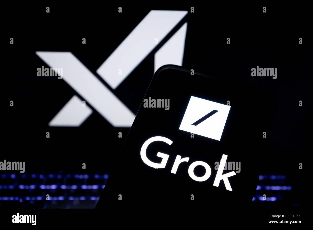 SUQIAN, CHINA - 24. AUGUST 2025 - ein Foto zeigt das Grok-Logo auf einem Smartphone mit dem XAI-Logo im Hintergrund in Suqian City, Provinz Jiangsu, China am 24. August 2025. Stockfoto