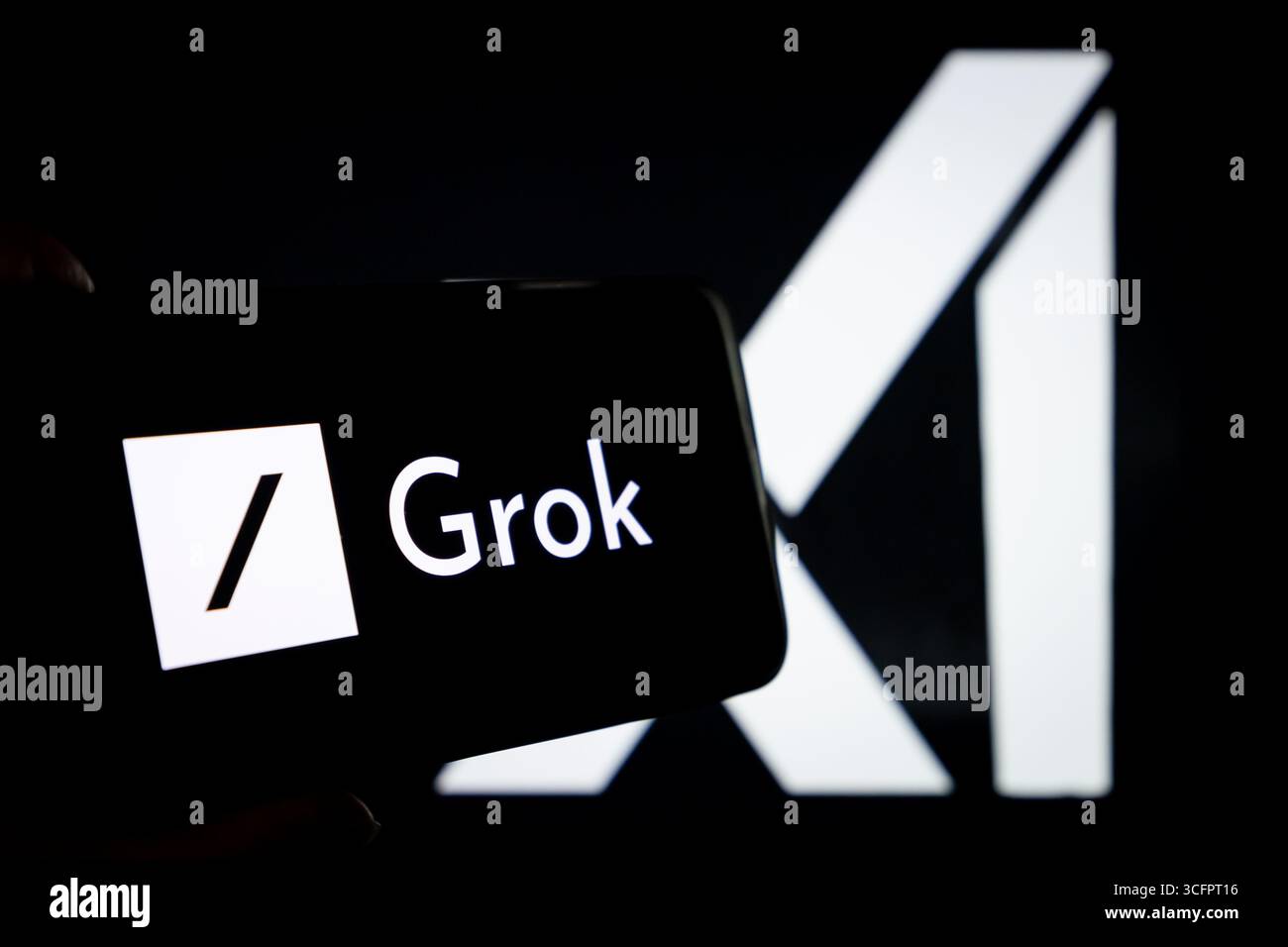 SUQIAN, CHINA - 24. AUGUST 2025 - ein Foto zeigt das Grok-Logo auf einem Smartphone mit dem XAI-Logo im Hintergrund in Suqian City, Provinz Jiangsu, China am 24. August 2025. Stockfoto