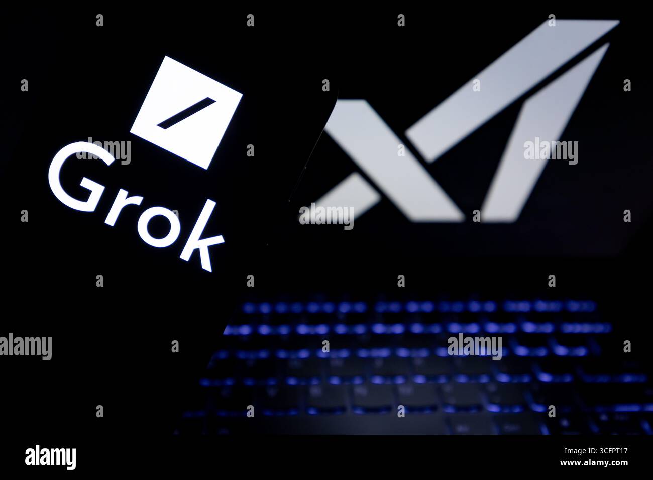 SUQIAN, CHINA - 24. AUGUST 2025 - ein Foto zeigt das Grok-Logo auf einem Smartphone mit dem XAI-Logo im Hintergrund in Suqian City, Provinz Jiangsu, China am 24. August 2025. Stockfoto