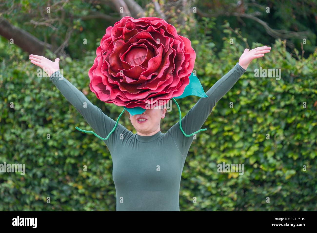 London, Großbritannien. August 2025. Miss High Leg Kick präsentiert Lady Garden auf der Greenwich Fair im Rahmen des Greenwich and Docklands International Festivals 2025. Stockfoto
