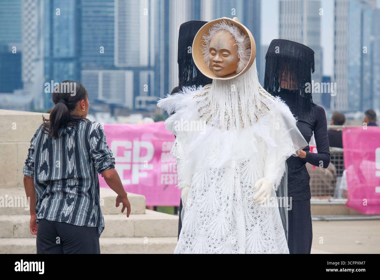 London, Großbritannien. August 2025. Theatre Rites präsentiert Eshu at the Crossroads auf der Greenwich Fair im Rahmen des Greenwich and Docklands International Festival 2025. Stockfoto