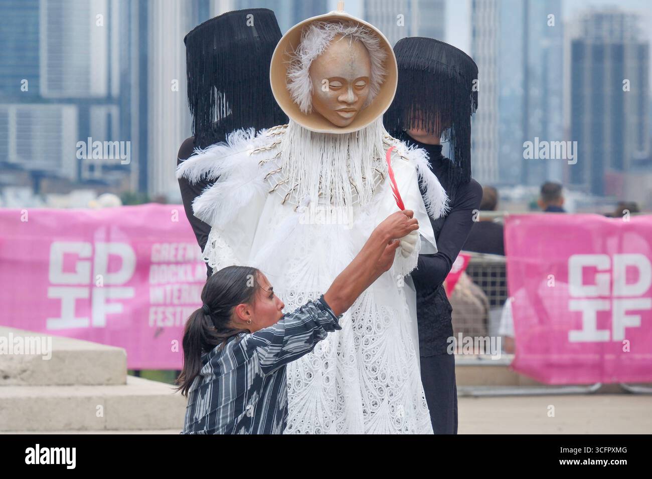 London, Großbritannien. August 2025. Theatre Rites präsentiert Eshu at the Crossroads auf der Greenwich Fair im Rahmen des Greenwich and Docklands International Festival 2025. Stockfoto