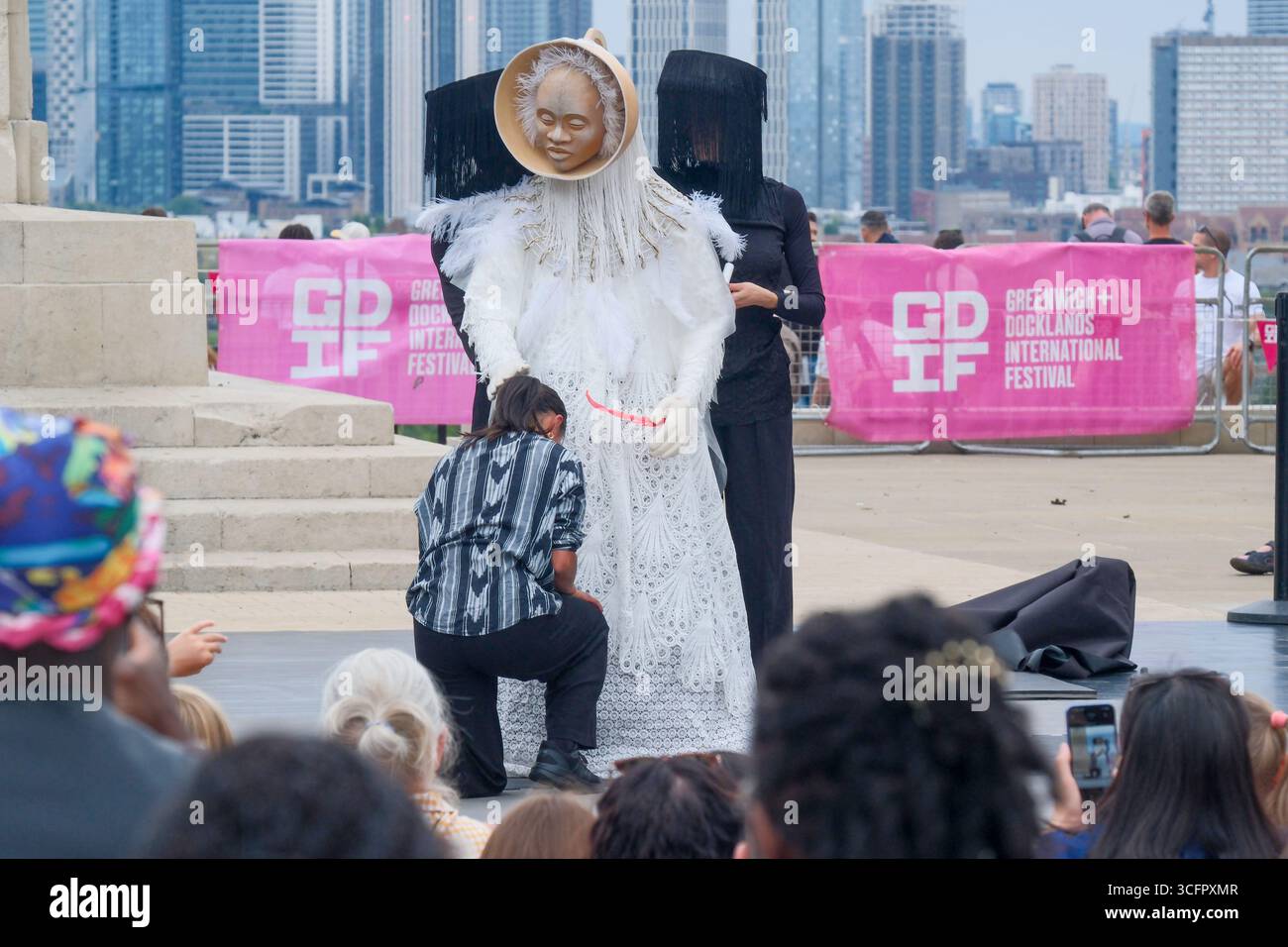 London, Großbritannien. August 2025. Theatre Rites präsentiert Eshu at the Crossroads auf der Greenwich Fair im Rahmen des Greenwich and Docklands International Festival 2025. Stockfoto